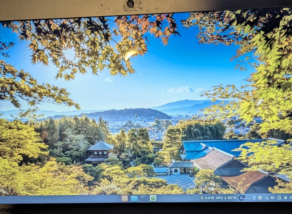 Picture of a laptop running Linux Mint, the computer is offline and is charging at 3.9W