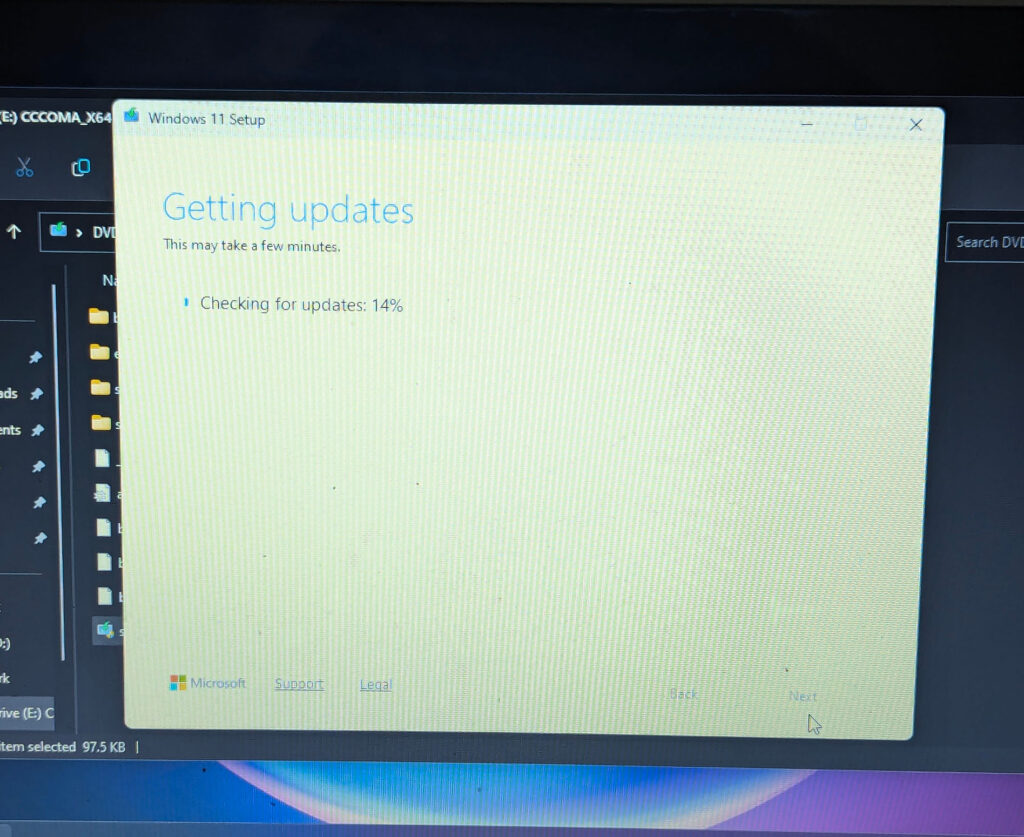 Windows 11 setup window: getting updates. Checking for updates 14%